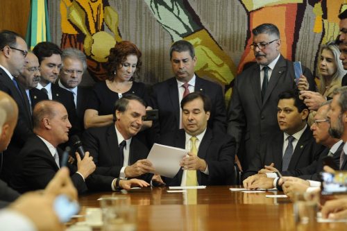 Fonte: http://agenciabrasil.ebc.com.br/politica/noticia/2019-02/reforma-tem-que-ser-aprovado-na-camara-e-no-senado-em-dois-turnos